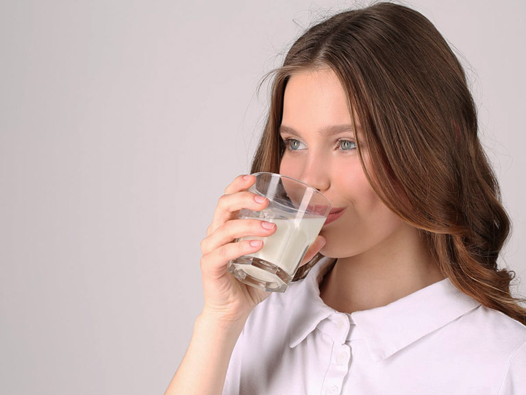 Nữ giới uống sữa đậu nành không chỉ không gây vô sinh mà còn giúp giữ gìn nét thanh xuân nhờ quá trình kích thích cơ thể tiết nội tiết tố estrogen