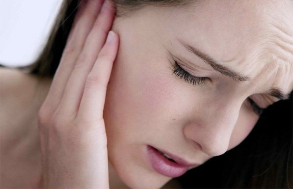 Viêm họng đau tai trái, phải là bị gì? Dấu hiệu nhận biết