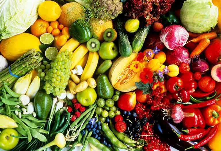 Nên ăn nhiều rau xanh, trái cây tươi, uống nhiều nước ép hoa quả