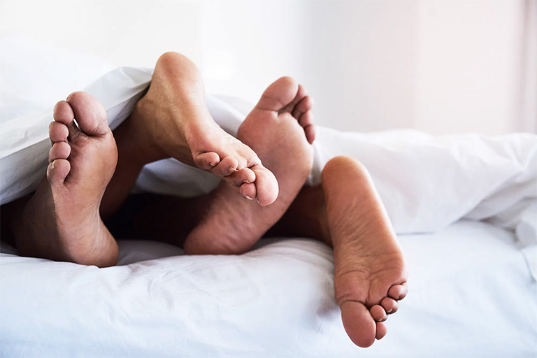 Quan hệ tình dục không an toàn cũng có thể là con đường lây bệnh ghẻ nước nếu các nốt ghẻ xuất hiện ở bộ phận sinh dục