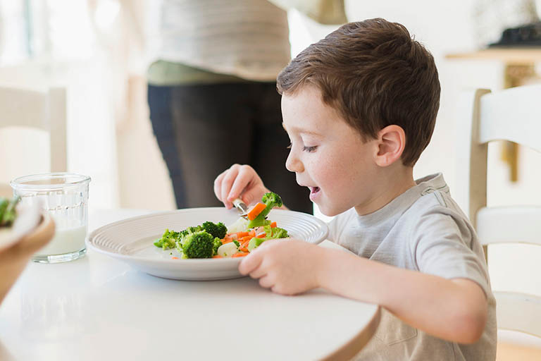 ổ sung vào chế độ ăn của trẻ các loại thực phẩm chứa nhiều vitamin, khoáng chất và axit béo omega-3