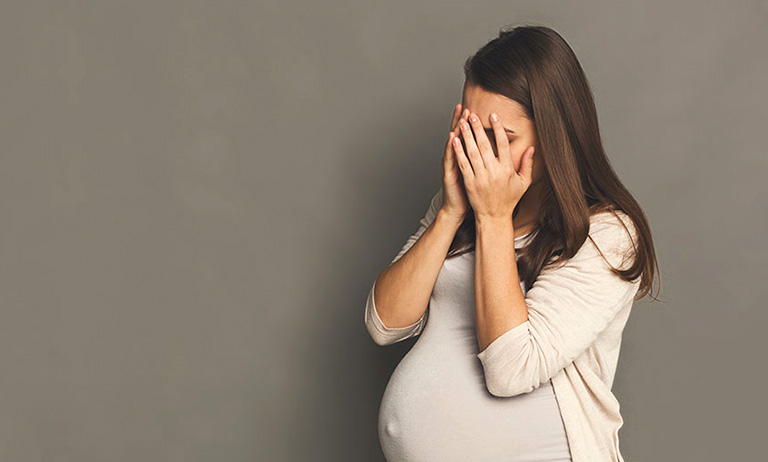 Ra nhiều khí hư khi mang thai không chỉ làm ảnh hưởng đến sức khỏe của mẹ bầu mà còn tác động không hề nhỏ đến tâm sinh lý