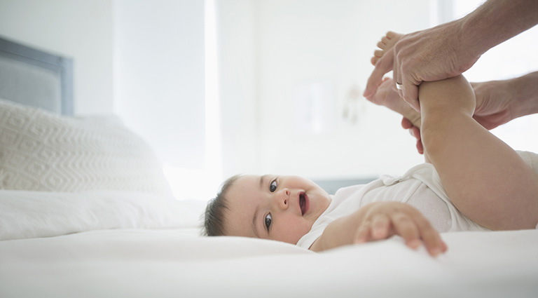 Điều trị tình trạng táo bón ở trẻ sơ sinh dưới 1 tháng tuổi như thế nào?
