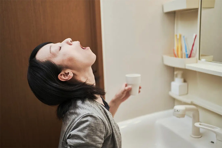 Súc miệng bằng nước muối sinh lý là biện pháp chăm sóc sức khỏe bị viêm amidan mãn tính hiệu quả tại nhà