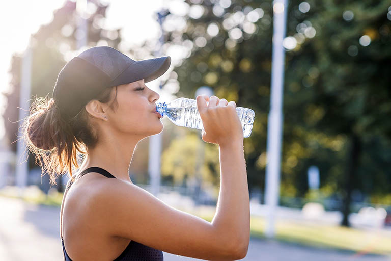 Uống nhiều nước giúp trao đổi chất, hỗ trợ đào thải độc tố và vi khuẩn ra khỏi cơ thể