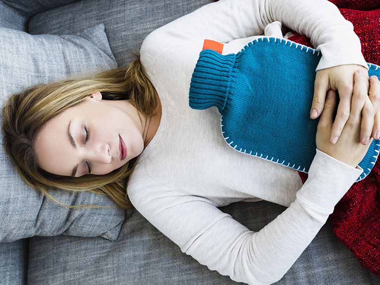 Chườm nóng vùng bụng kết hợp với việc nằm thư giãn là giải pháp giúp làm giảm cơn đau dạ dày tức thời hiệu quả nhất