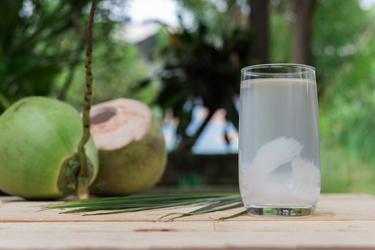 Không chỉ là đồ uống giải khát mùa hè, nước dừa còn giúp cải thiện cơn đau dạ dày tức thời không phải ai cũng đều biết