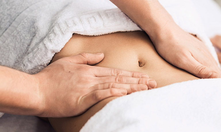 Massage bụng theo chiều kim đồng hồ sẽ giúp bụng ấm lên và giúp hệ tiêu hóa hoạt động tốt hơn