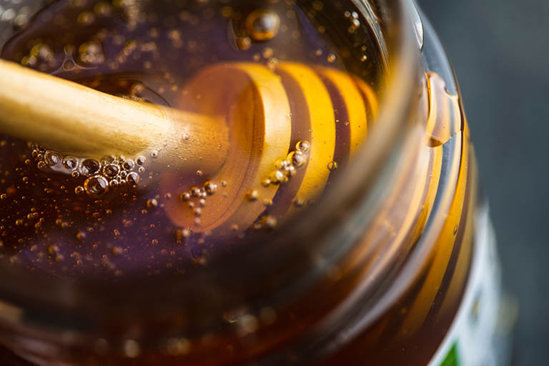 Cách làm dịu cơn đau thượng vị, giảm buồn nôn bằng nước mật ong ấm