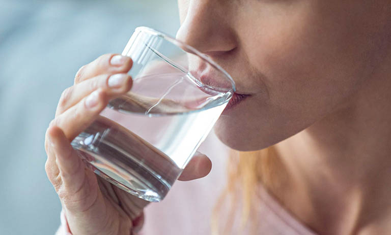 Thai phụ nên chú ý uống đủ 2 lít nước mỗi ngày kết hợp với chế độ ăn uống khoa học