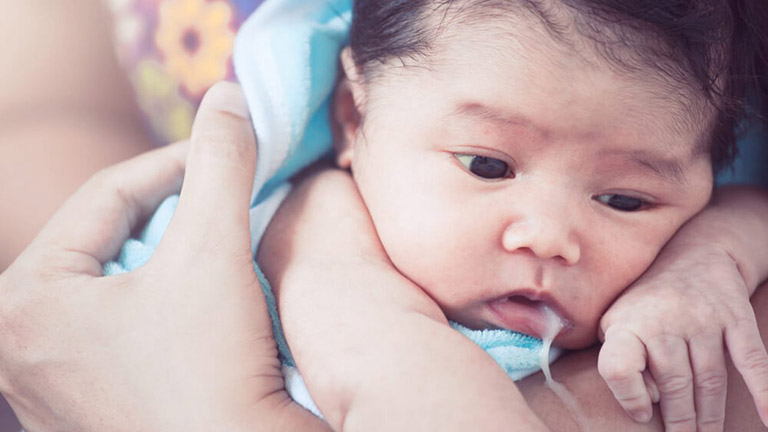 Trào ngược dạ dày ở trẻ sơ sinh là gì?