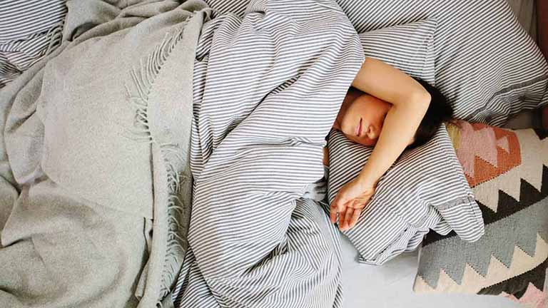 Tê bì chân tay khi ngủ là bị gì? Cách điều trị