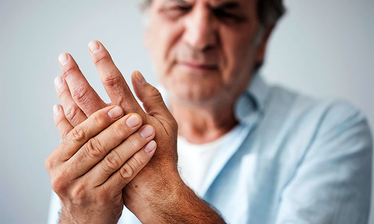 Tê ngón tay út có thể là triệu chứng bệnh gì?