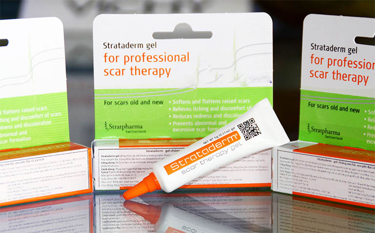 Thận trọng khi sử dụng đồng thời sản phẩm Strataderm với bất kỳ thuốc hay các sản phẩm chăm sóc da khác