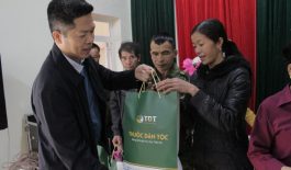 Ông Nguyễn Quang Hưng tận tay trao quà cho người dân