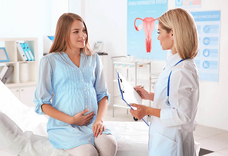 Chị em phụ nữ trao đổi với bác sĩ về tình trạng sức khỏe của bản thân và nhu cầu mang thai khi mắc bệnh u xơ tử cung