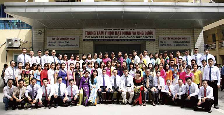 Trung tâm Y học hạt nhân và Ung bướu của bệnh viện Bạch Mai có đội ngũ chuyên gia, y bác sĩ khám chữa bệnh ung thư cổ tử cung giỏi