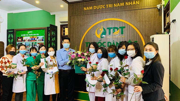 Ông Nguyễn Quang Hưng thay mặt Ban Lãnh Đạo công ty tặng hoa đội ngũ nữ y bác sĩ, nhân viên Trung tâm