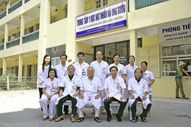 Trung tâm Y học hạt nhân và Ung bướu của bệnh viện Bạch Mai có đội ngũ y bác sĩ giàu kinh nghiệm trong công tác khám và điều trị ung thư tuyến giáp