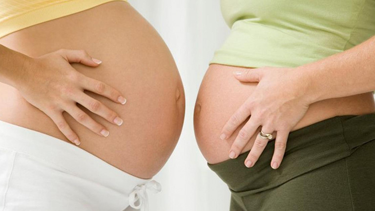 Mang thai tuần đầu bụng có to không? 