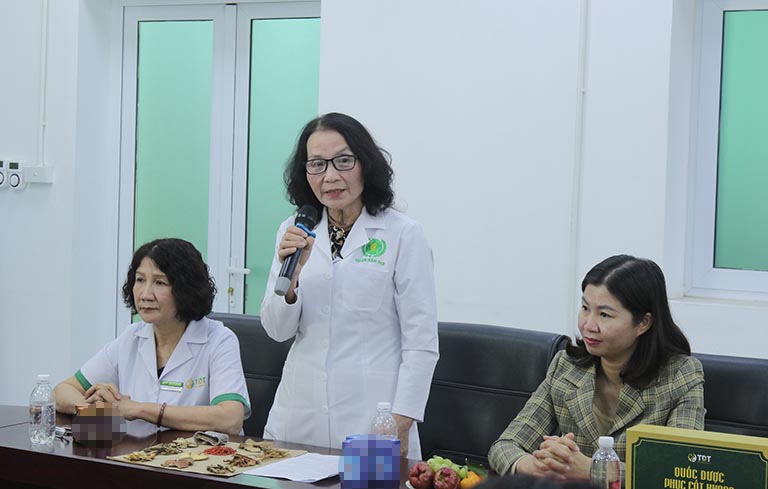 Thầy thuốc ưu tú, bác sĩ Lê Thị Phương phát biểu trong buổi lễ