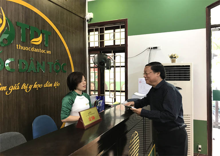Trung tâm Thuốc dân tộc tiếp đón nghệ sĩ Phú Thăng điều trị thoát vị đĩa đệm