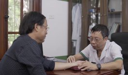 Bác sĩ Lê Hữu Tuấn trực tiếp thăm khám bệnh cho nghệ sĩ Phú Thăng