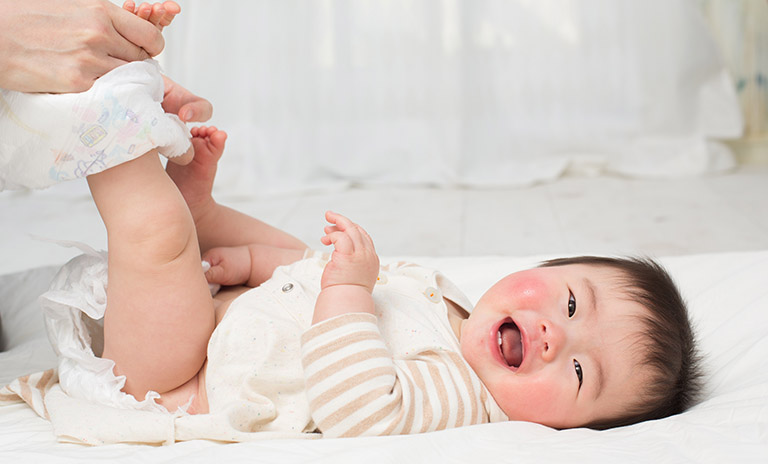 Trẻ sơ sinh bú mẹ đi ngoài bình thường với tần suất như thế nào?