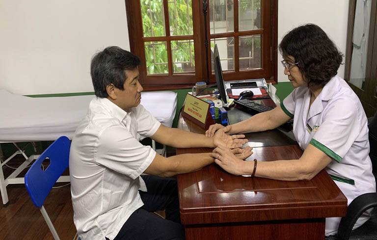 Ông Đoàn Ngọc Hải trải nghiệm khám chữa bệnh bằng YHCT tại Trung tâm Thuốc dân tộc