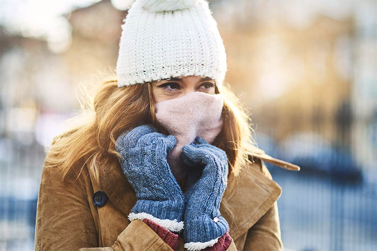 Cần bảo vệ vùng mũi xoang khi đi ra ngoài, đặc biệt là những ngày giá lạnh hoặc thời tiết thay đổi đột ngột