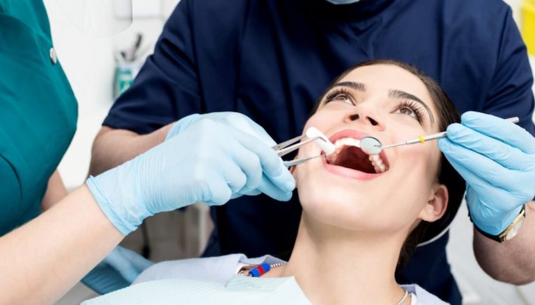 Bệnh nhân nên đến nha khoa để bác sĩ hướng dẫn cách điều trị đau răng phù hợp