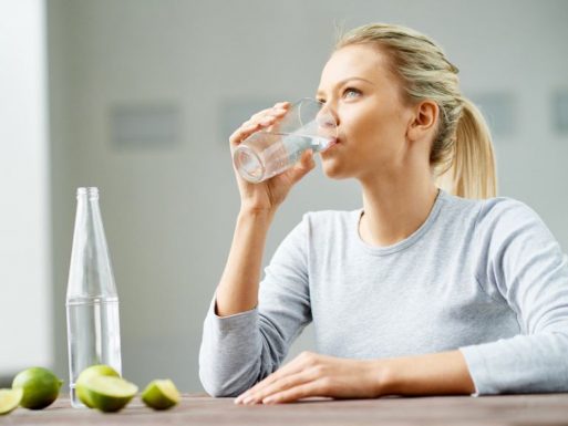 Ngồi uống nước sẽ giảm bớt áp lực cho xương khớp đồng thời giúp dung môi vận chuyển từ từ