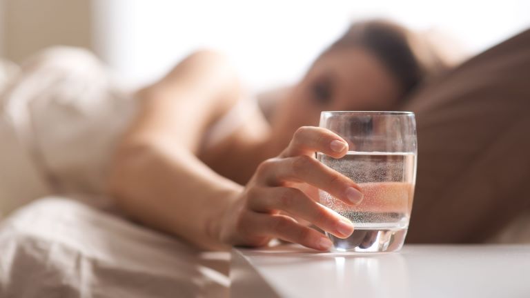 Một cốc nước khi mới thức dậy sẽ giúp cơ thể thải độc và tỉnh táo để bắt đầu ngày mới 