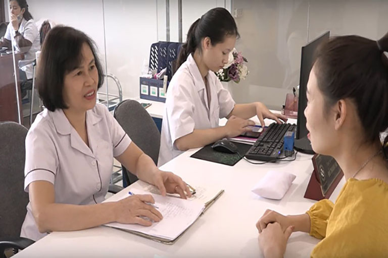 Bác sĩ Đỗ Thanh Hà luôn nhận được sự tin tưởng và tín nhiệm của bệnh nhân trong quá trình thăm khám, điều trị bệnh Phụ khoa