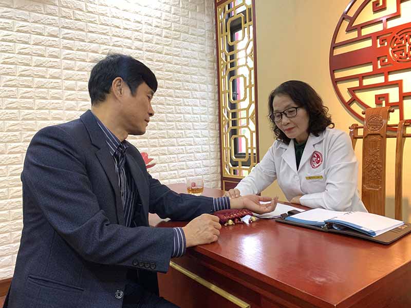 Bác sĩ Lê Phương bắt mạch cho bệnh nhân