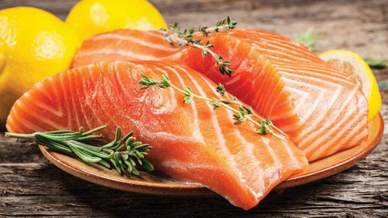 Cá hồi chứa hàm lượng omega-3 dồi dào, tốt cho sức khỏe người bệnh