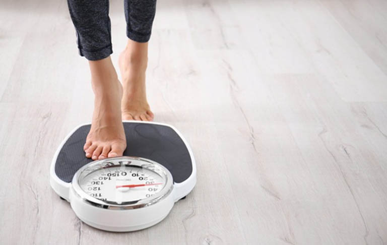 Nên duy trì cân nặng ở mức ổn định và hợp lý, tránh tình trạng thừa cân béo phì