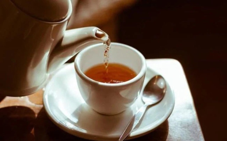 Uống trà là một trong những cách hỗ trợ điều trị gan nhiễm mỡ khá an toàn và hiệu quả