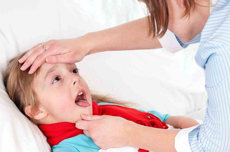 Nên làm gì khi bé bị viêm loét miệng họng và sốt cao?