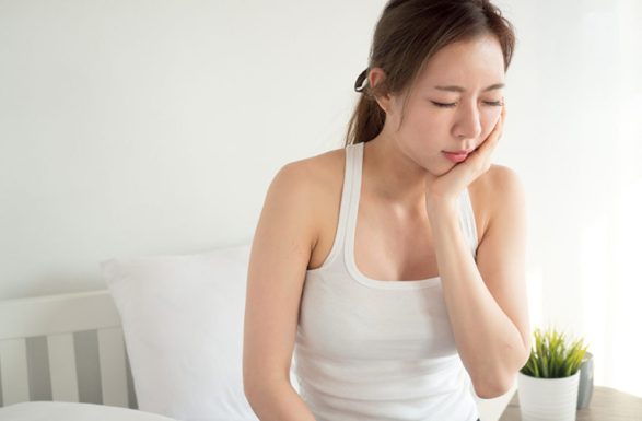 Bị ê buốt răng sau sinh là gì? Nguy hiểm không?