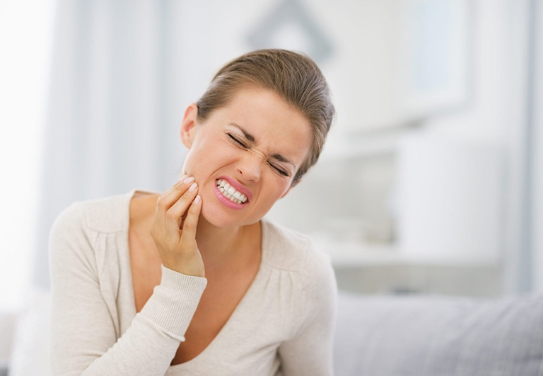 Nhận biết dấu hiệu bị ê buốt răng sau sinh