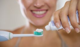 Dùng kem đánh răng trị nhiệt miệng có thật sự hiệu quả?