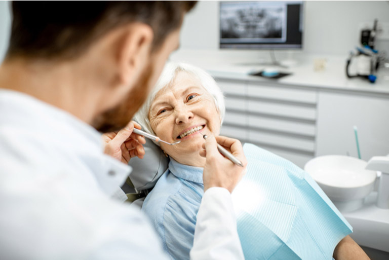 Người già đau răng điều trị như thế nào?
