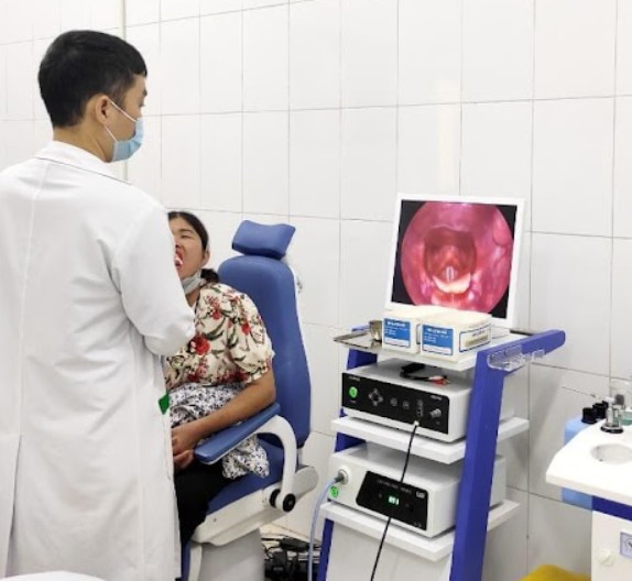 Bác sĩ Nguyễn Mạnh Tùng cẩn thận, nội soi kỹ lưỡng cho từng bệnh nhân