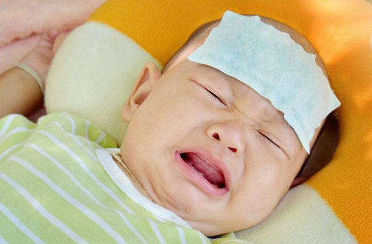 Cách xử lý tình trạng trẻ bị viêm lợi và sốt