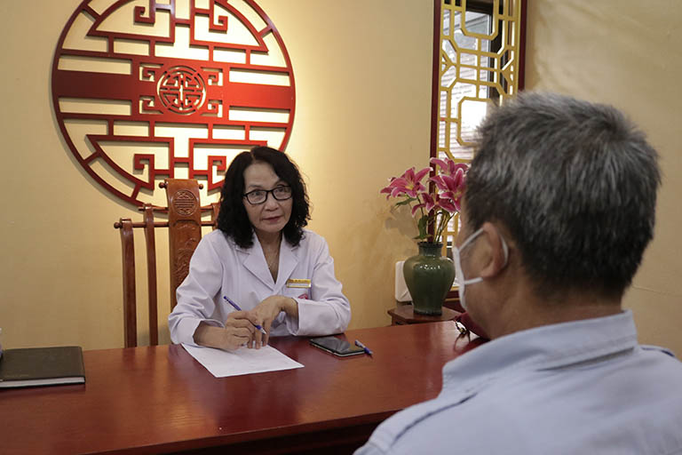 Bác sĩ Lê Phương thăm khám cho chú Nam