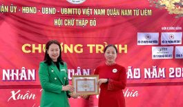 Bà Đinh Thị Kim Thoa nhận bằng khen từ Hội Chữ thập đỏ Hà Nội
