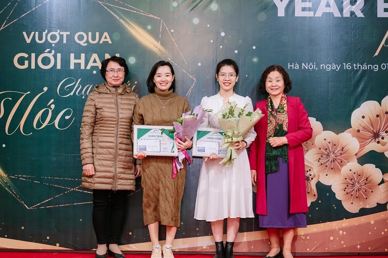 Bác sĩ Hoàng Hoa được trao tặng giải thưởng Bác sĩ triển vọng tại Trung tâm Thuốc dân tộc