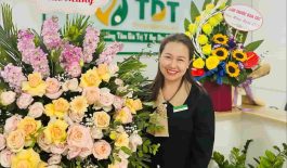 Hội Liên hiệp Phụ Nữ quận Nam Từ Liêm chúc mừng và gửi hoa tặng cán bộ nhân viên Thuốc Dân Tộc