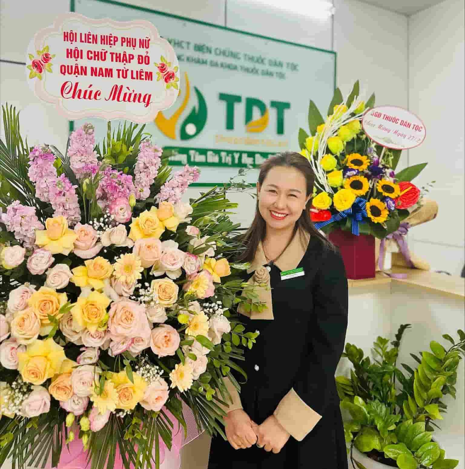 Hội Liên hiệp Phụ Nữ quận Nam Từ Liêm chúc mừng và gửi hoa tặng cán bộ nhân viên Thuốc Dân Tộc